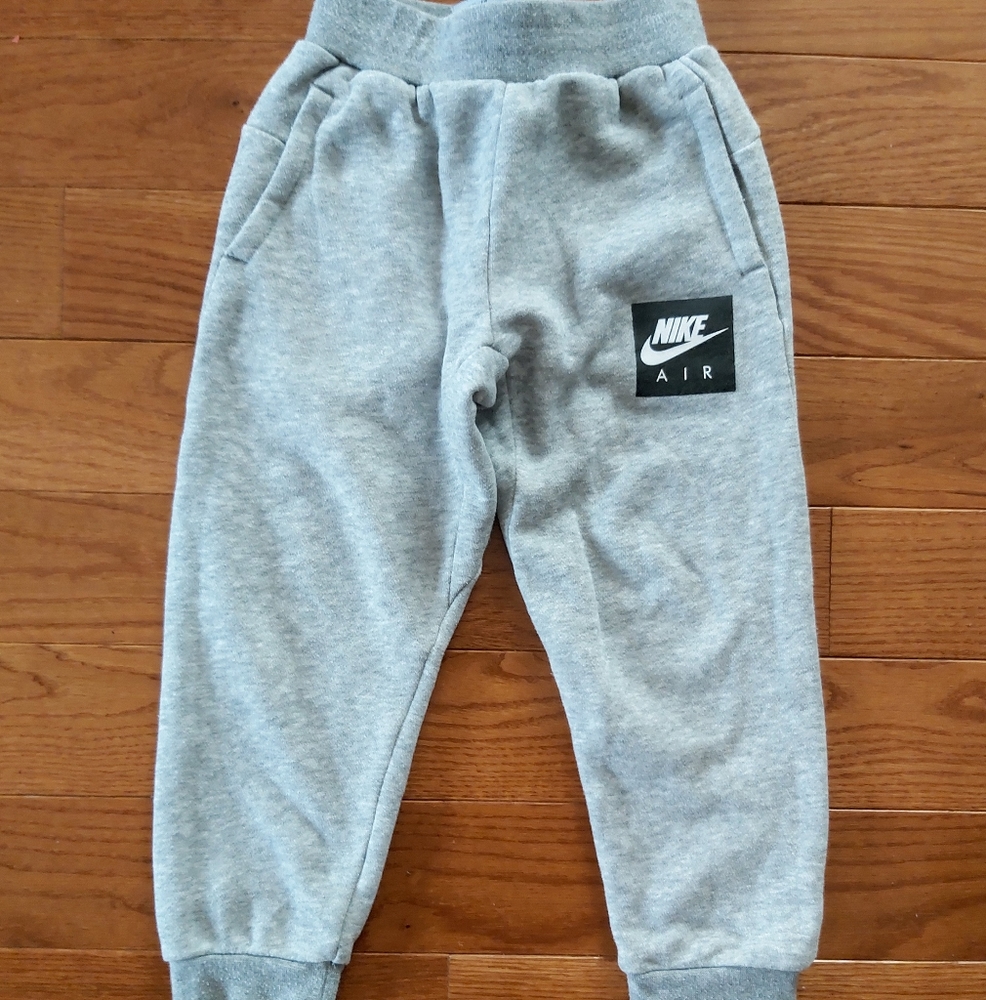 Super gorgeous toddler boys Nike matching set - Picture 3 of 3